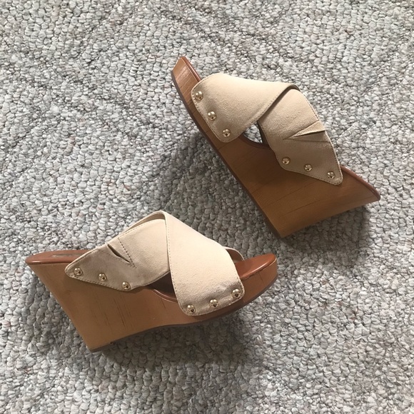 Jessica Simpson Shoes - NWOT cream & tan mule clog heels